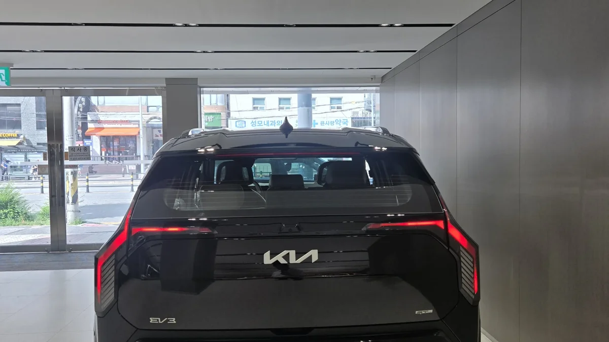 의왕 지역 안내 페이지에 놓인 기아 EV3 측면 모습