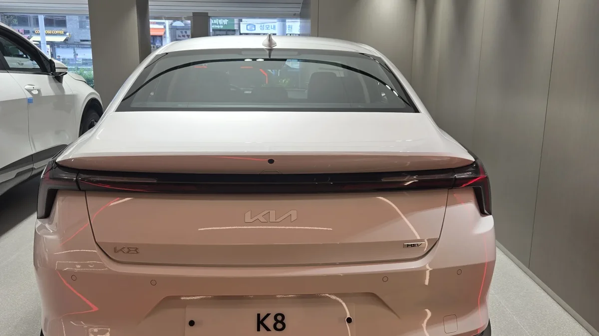 K8 뒷모습, 전시장 안쪽 공간
