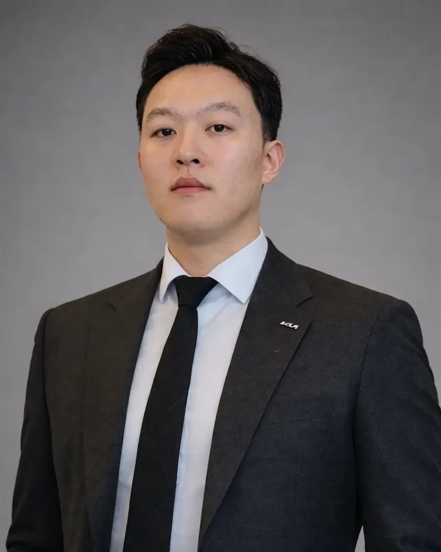 기아 석수대리점 책임카마스터 김찬호의 회색 스튜디오 상반신 프로필 사진